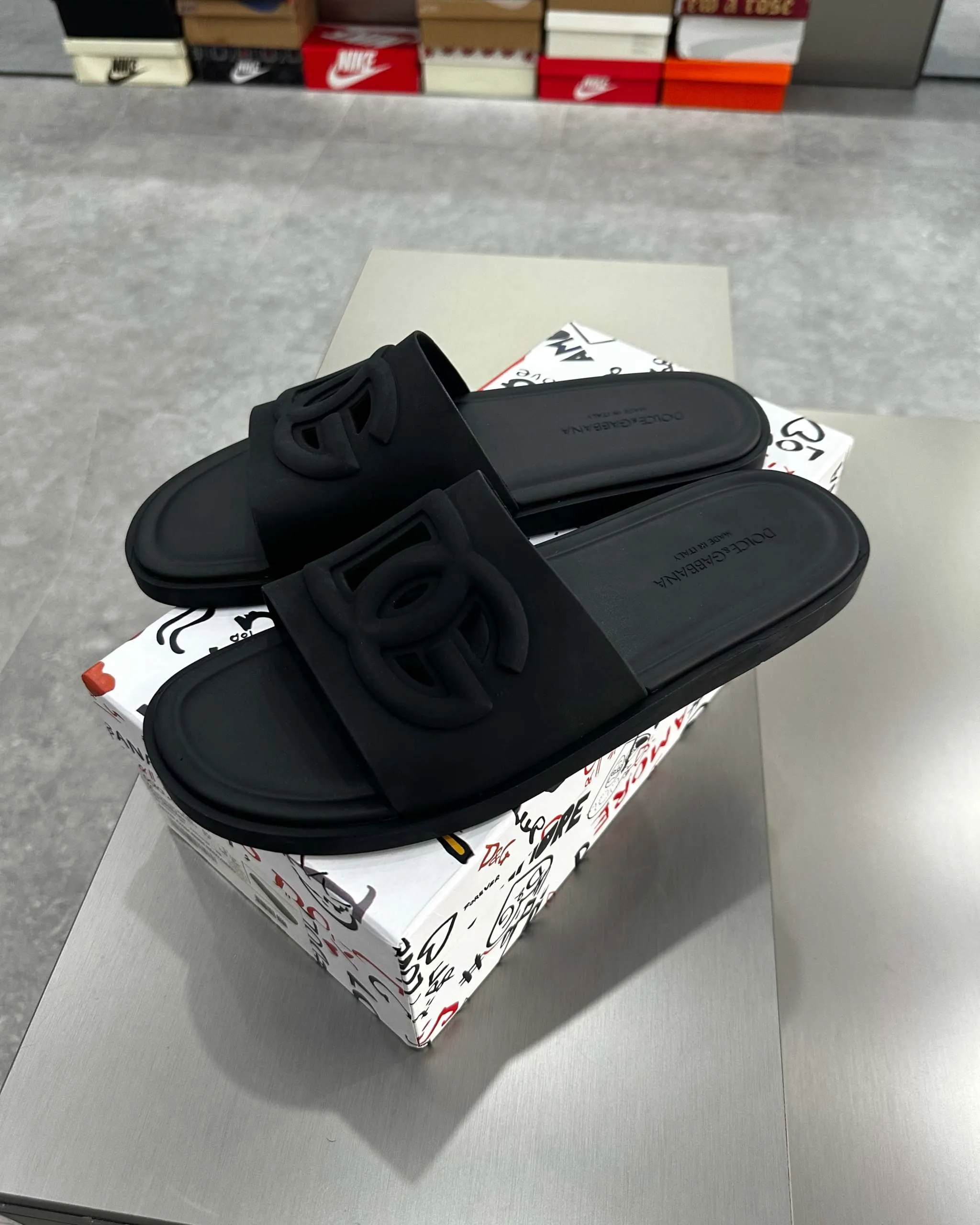 DG Rubber sliders in Black