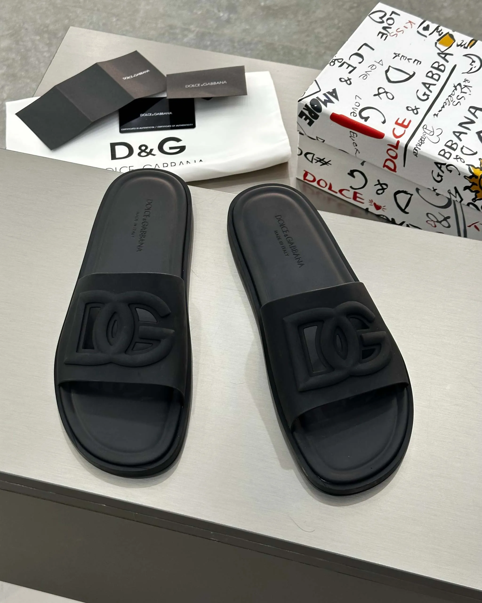DG Rubber sliders in Black