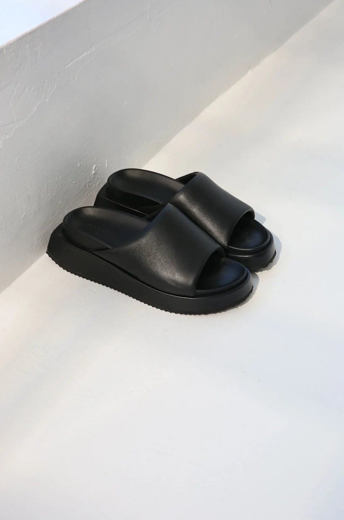 enclose slide / black