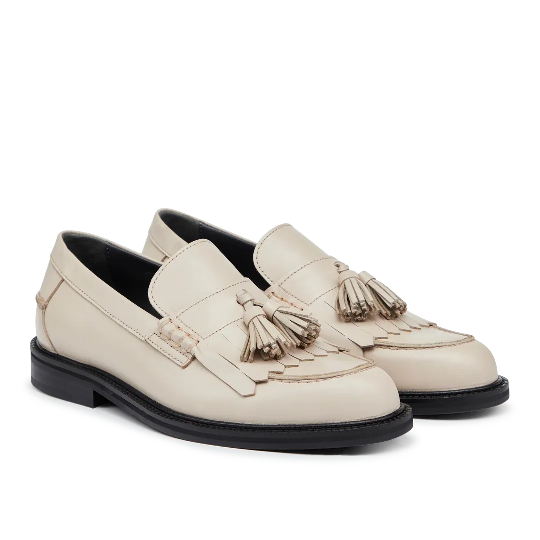 Loafer with tassels