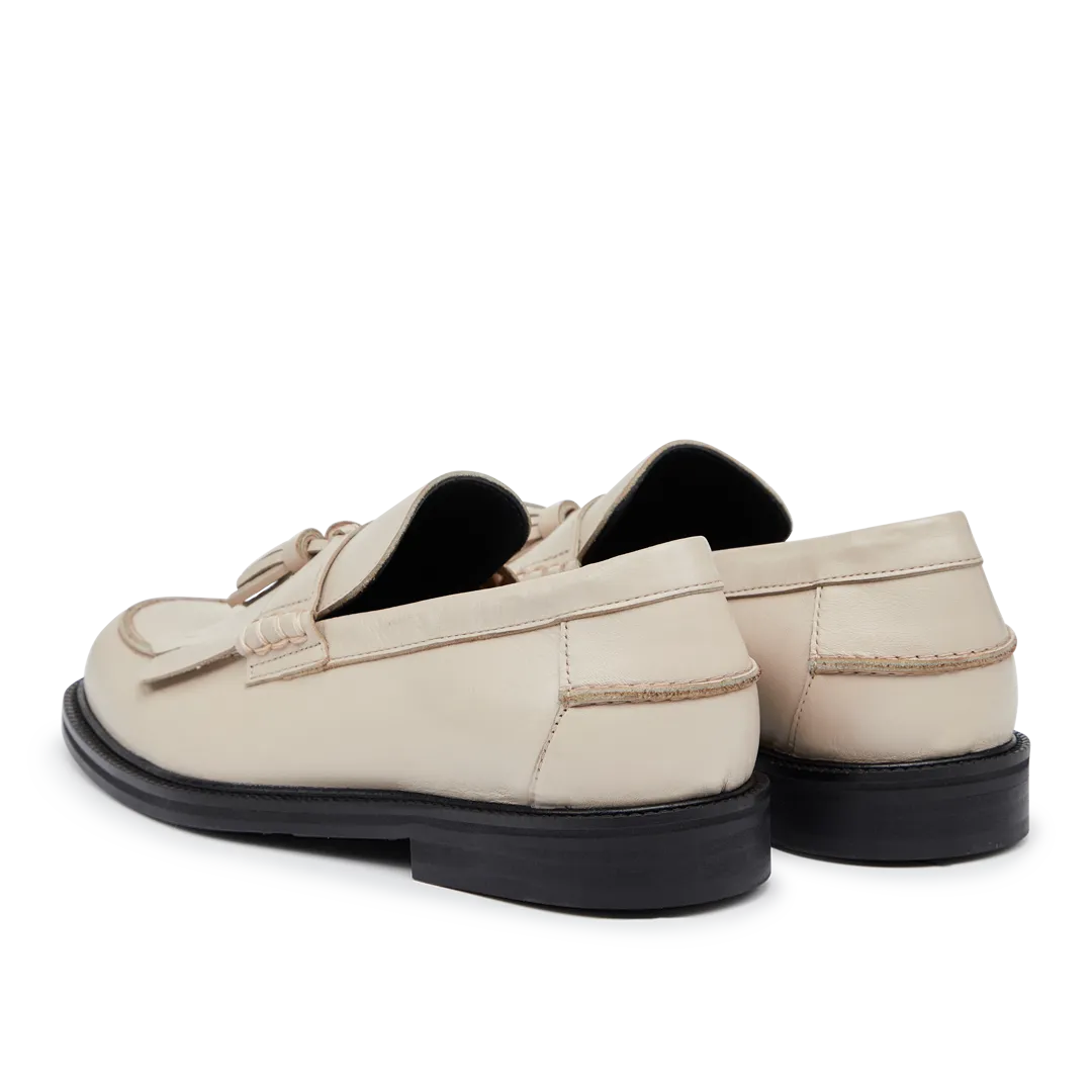 Loafer with tassels