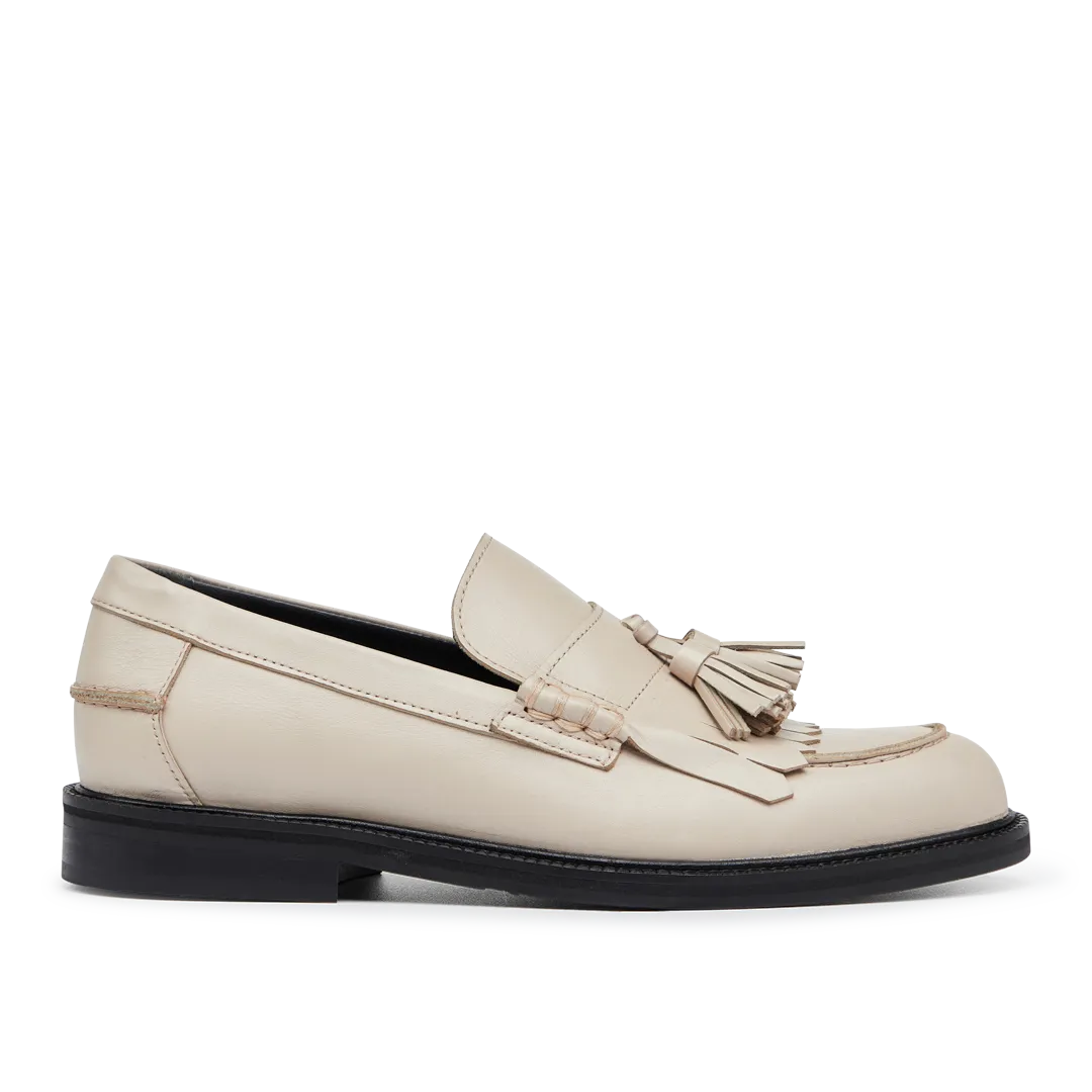 Loafer with tassels