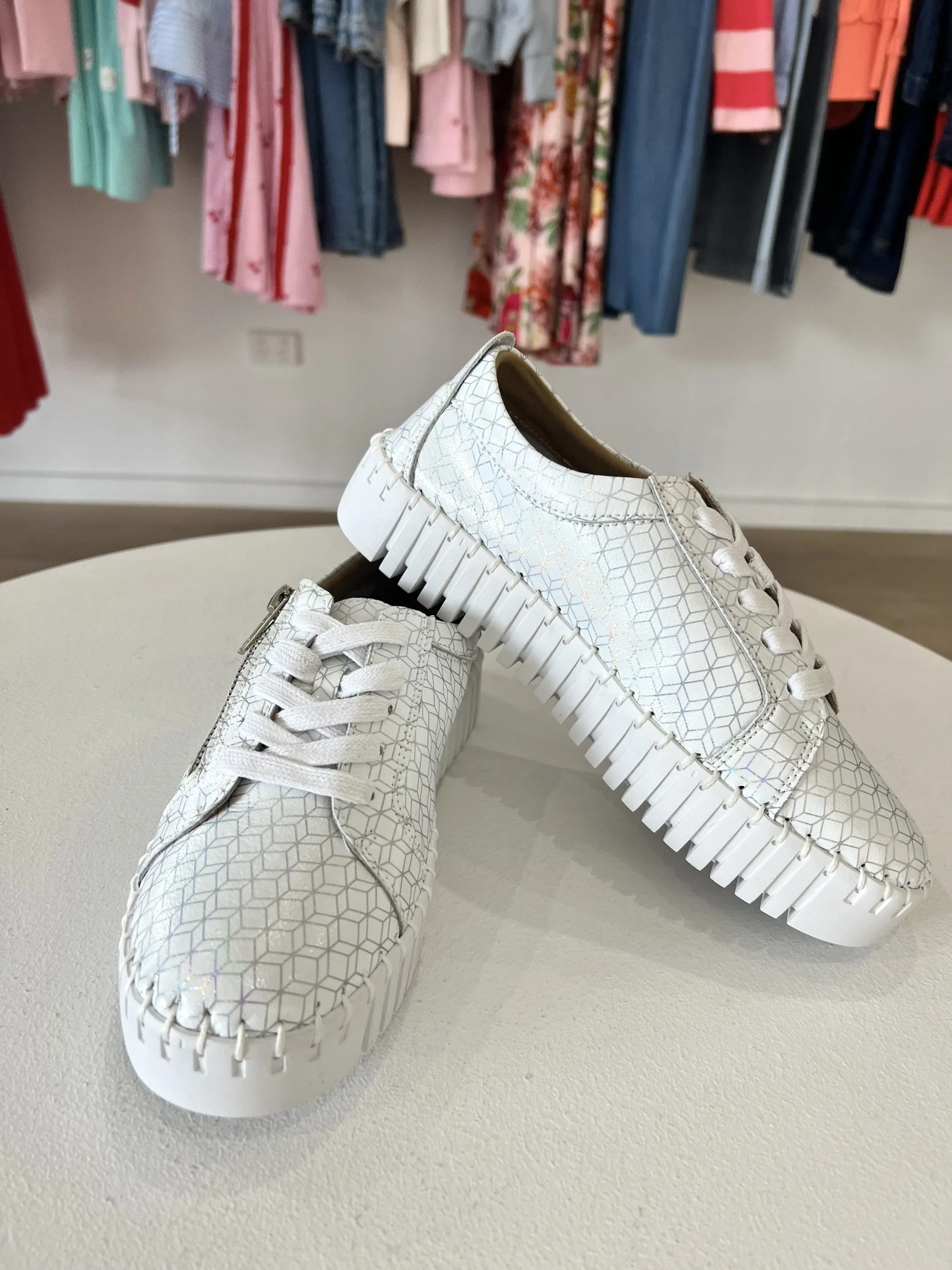 MEDUSA TRAINER || WHITE/SILVER GEO