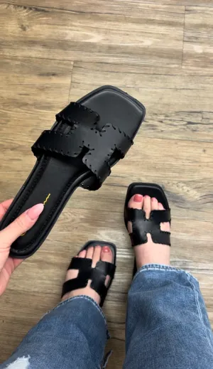 Paola Flat Sandal - Black (Wide Friendly)