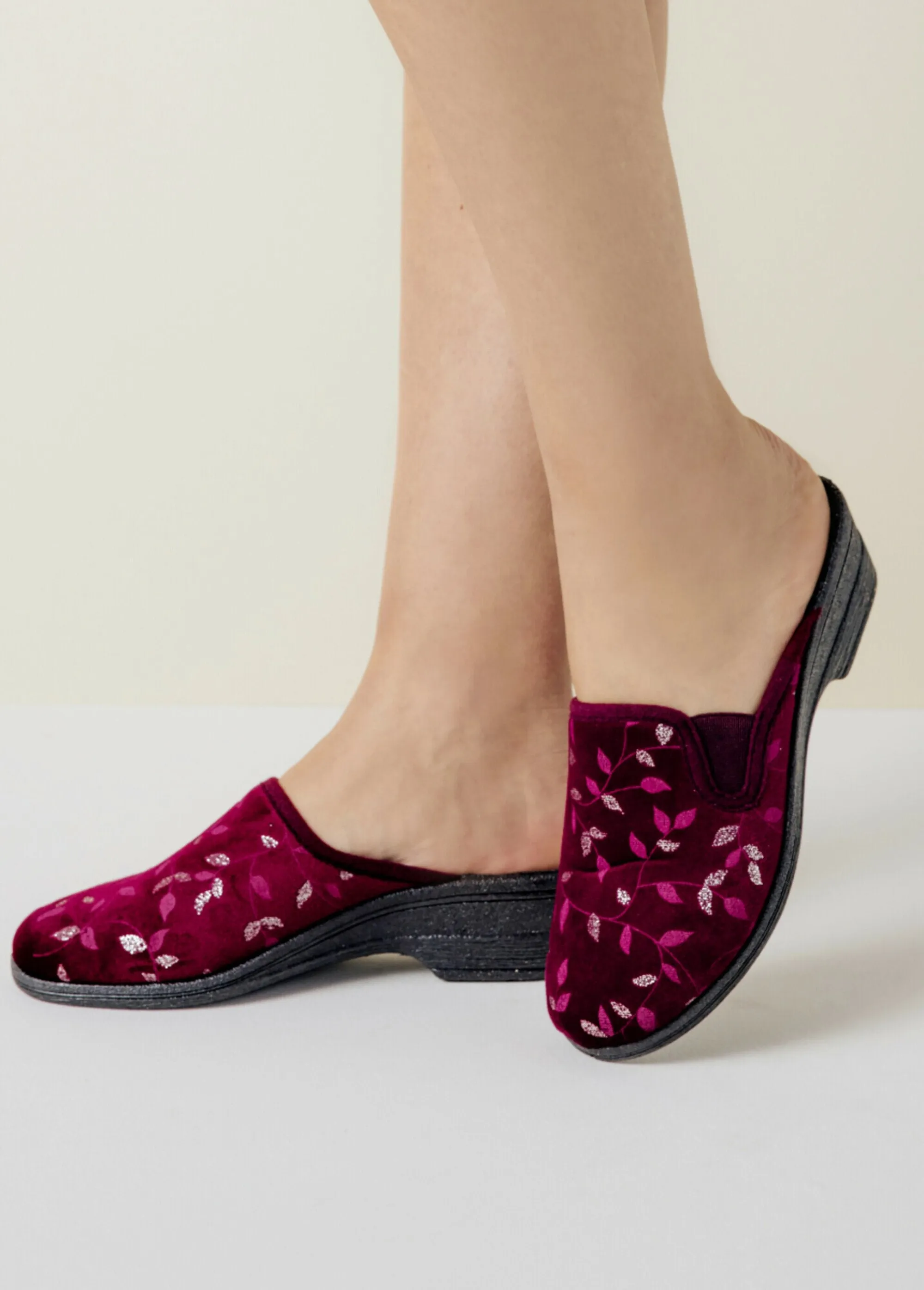 Wedge mule slipper with compensated comfort