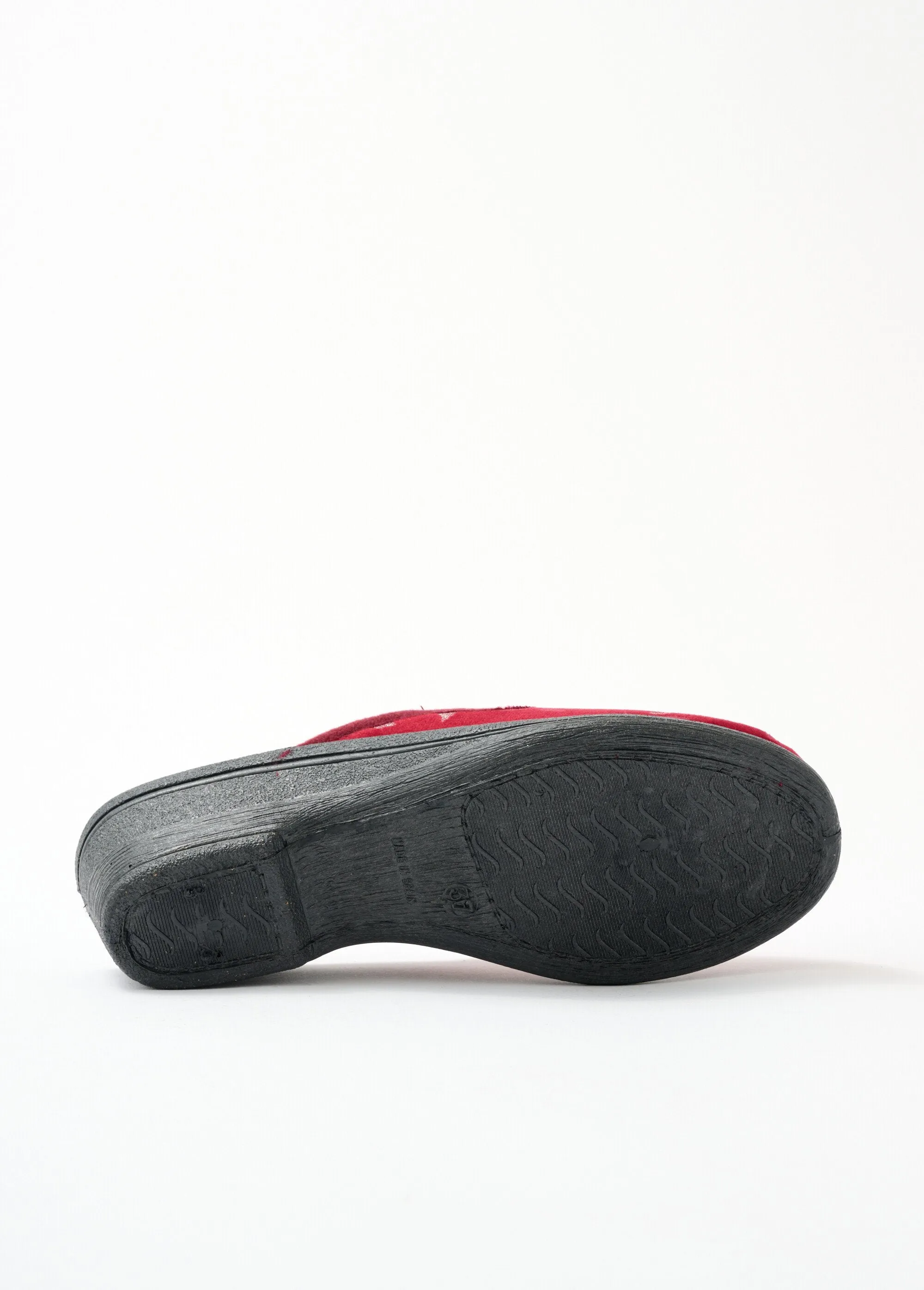 Wedge mule slipper with compensated comfort
