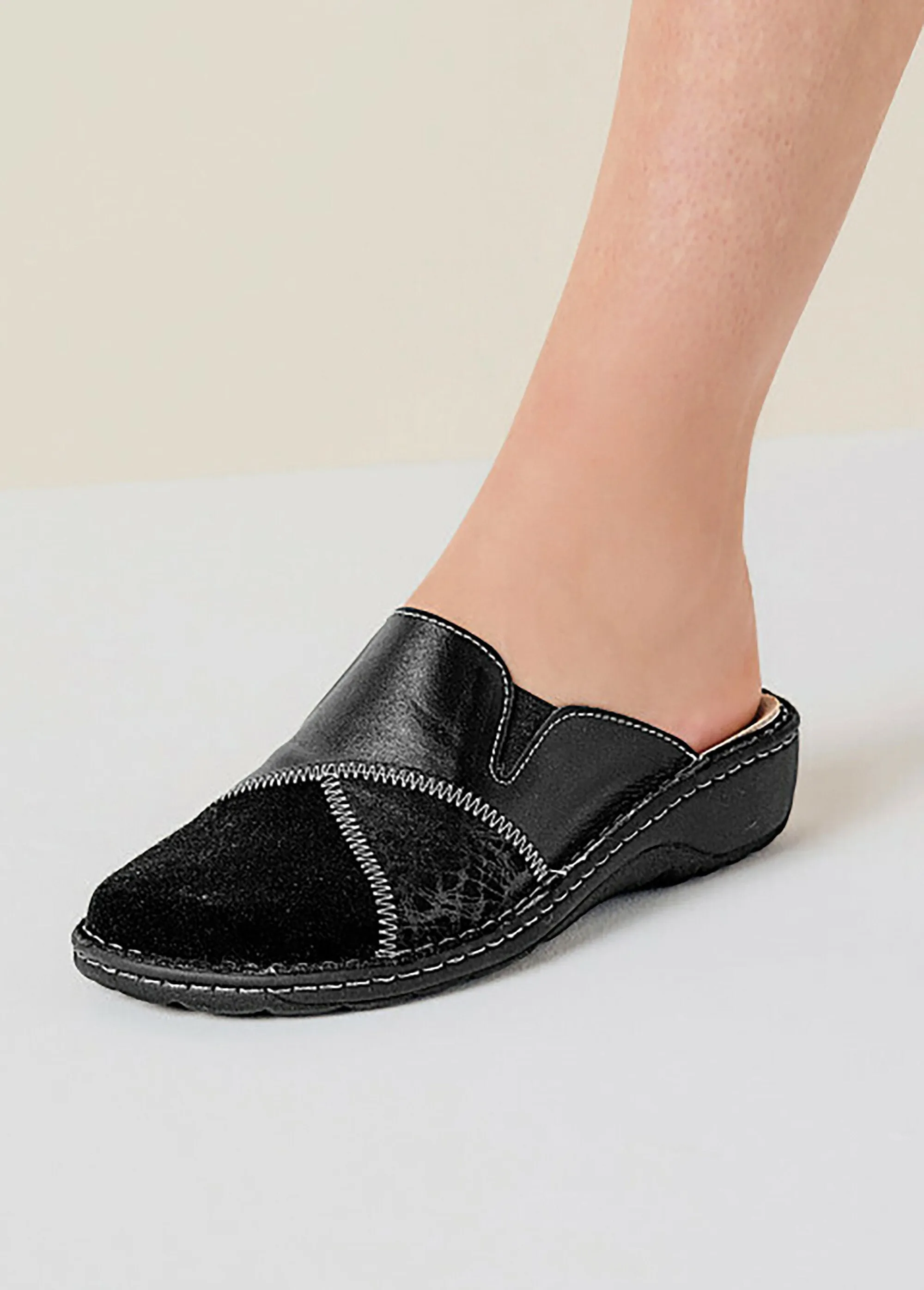 Wide mule with elastic comfort